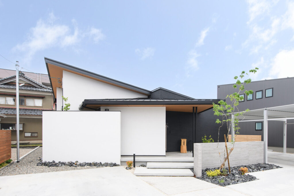 木天井と間接照明が彩る上質な平屋の住まい